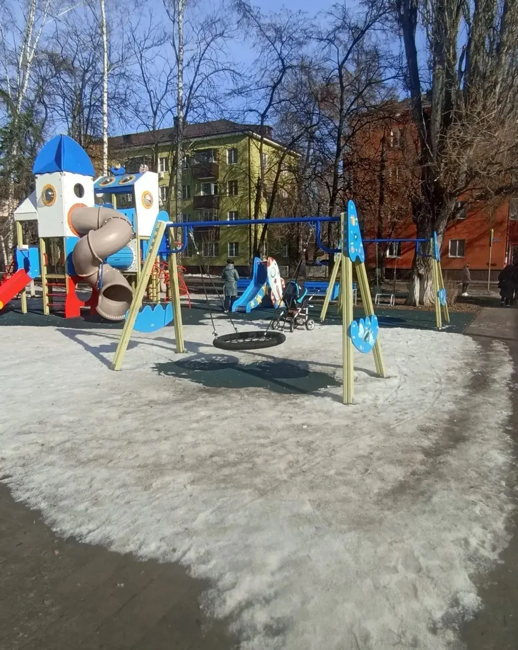 В парке Рокоссовского в Курске отремонтировали детскую площадку