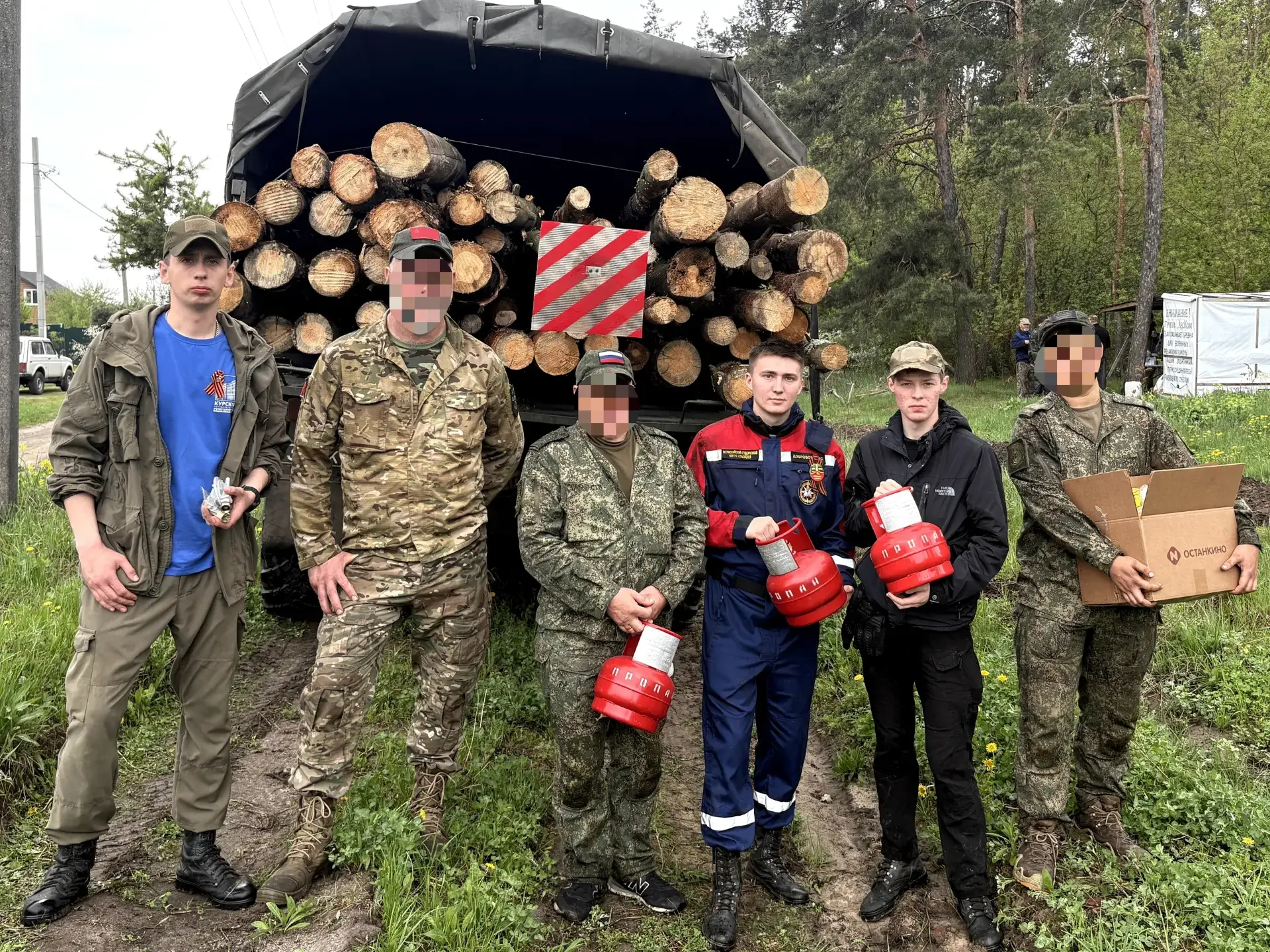 Волонтёры КГУ помогают заготавливать лес для строительства укрытий бойцам