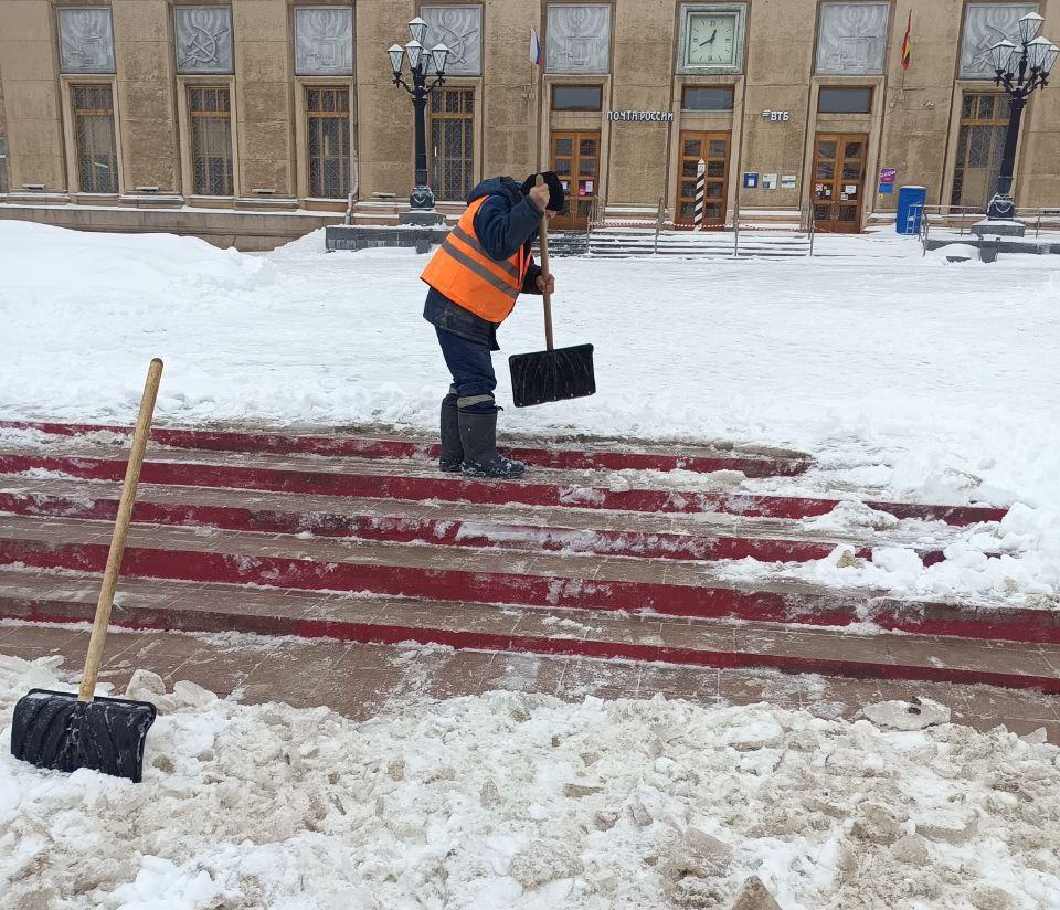 Общественные пространства Курска убирают 27 человек и пять единиц техники