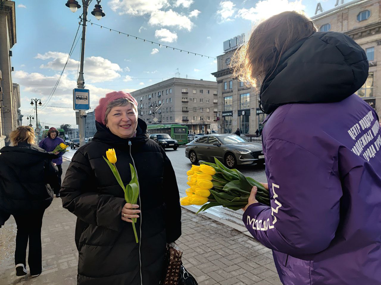 Курянкам на улице дарили цветы
