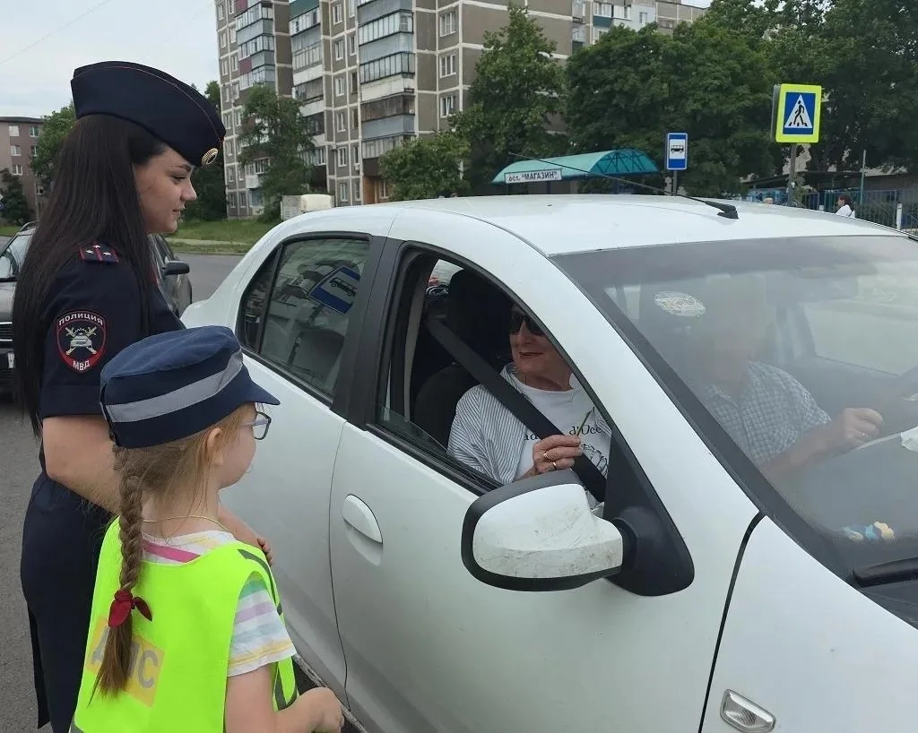 Курские дошколята вместе с сотрудниками ГАИ напомнили автомобилистам о правилах дорожного движения