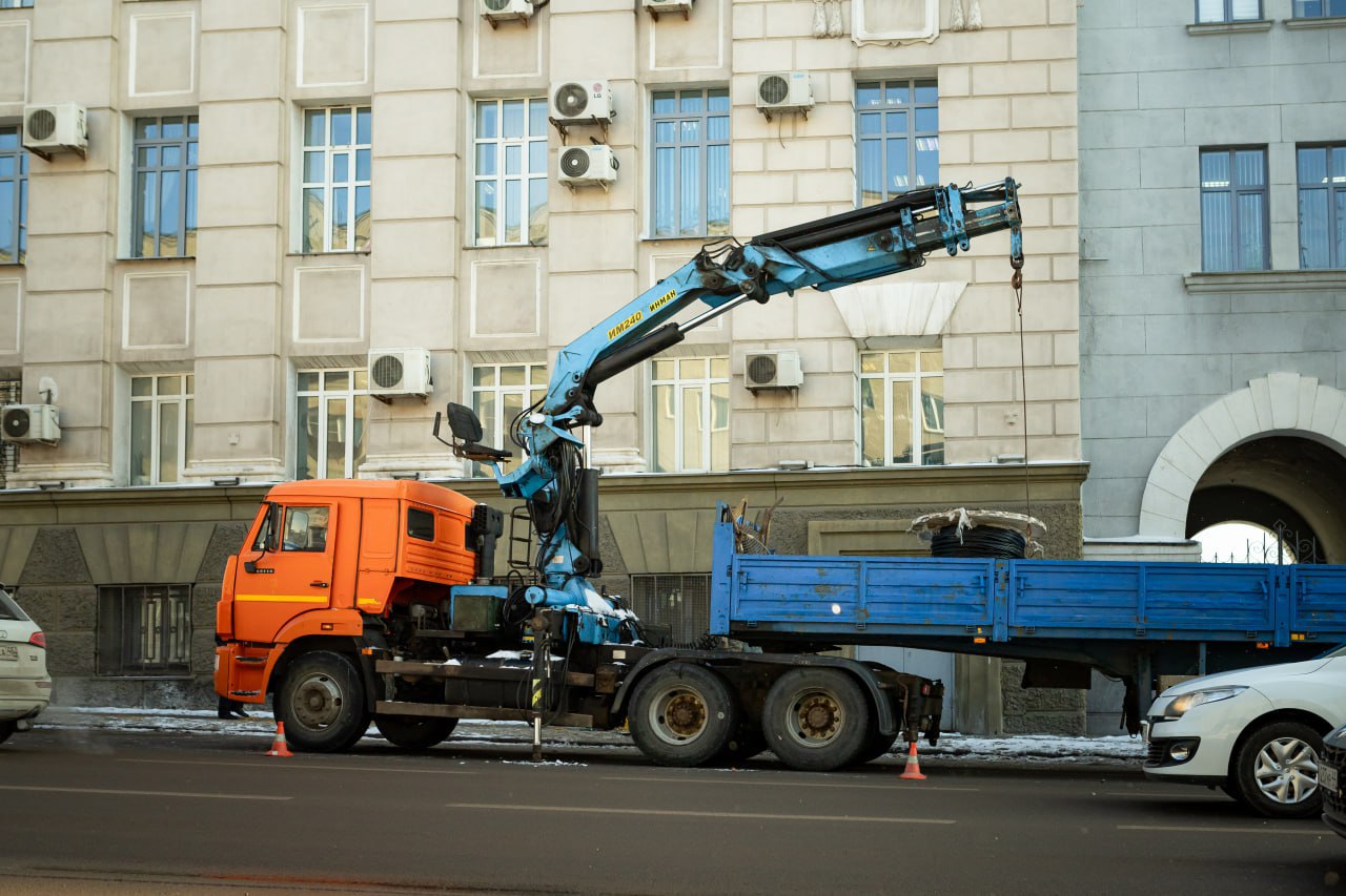 В центре Курска начали восстанавливать поврежденные на новогодних праздниках опоры