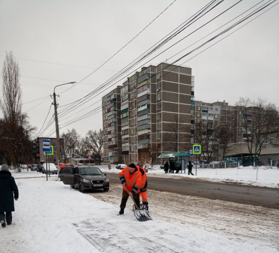 В Курске очищают от снега пешеходные зоны