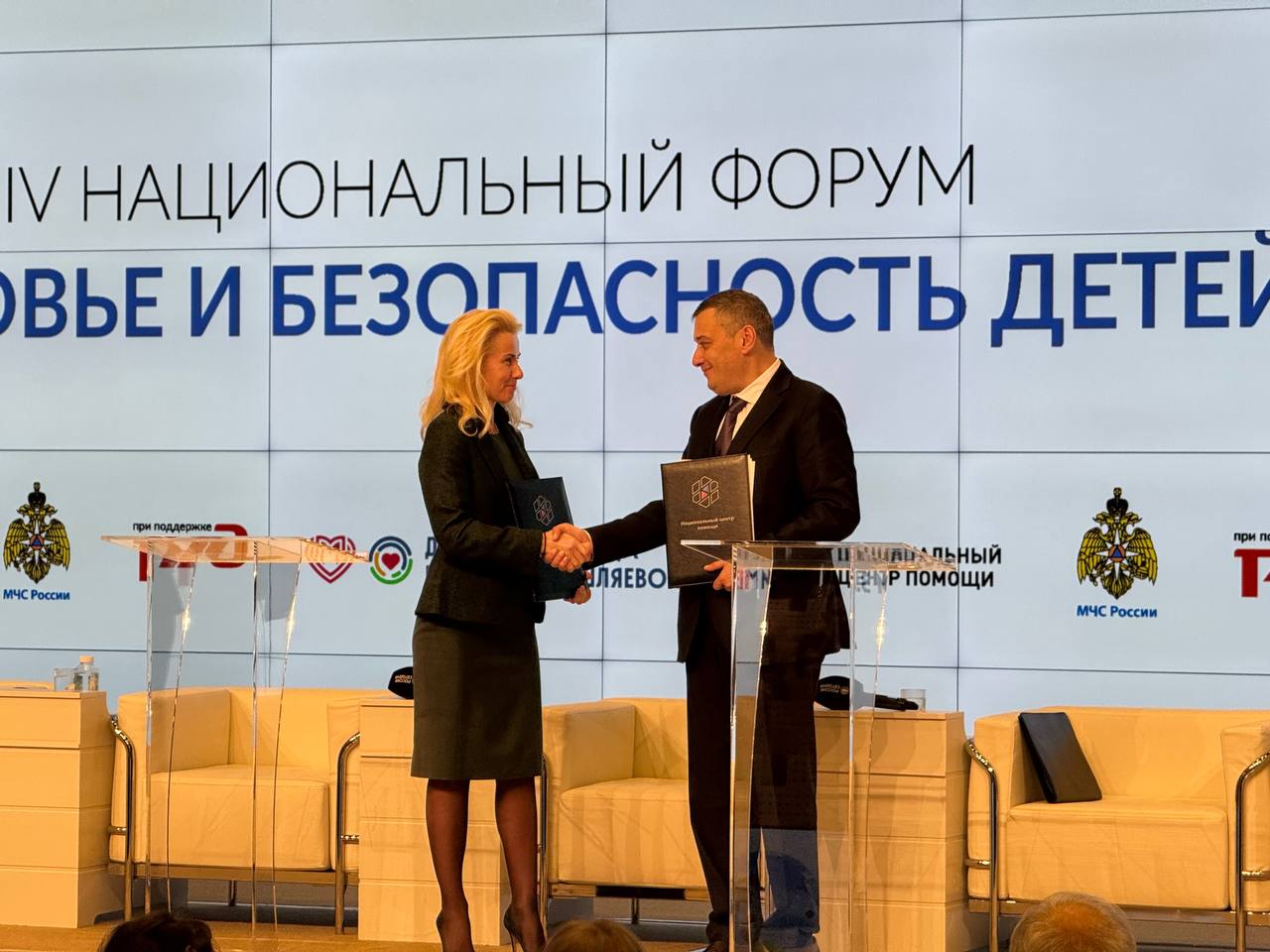 Курский губернатор подписал соглашение с Национальным центром помощи пропавшим и пострадавшим детям