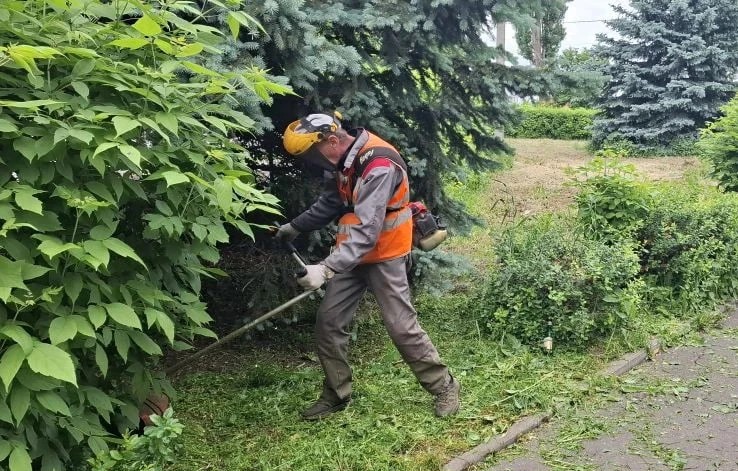 В общественных пространствах Курска убираются 29 рабочих и шесть машин