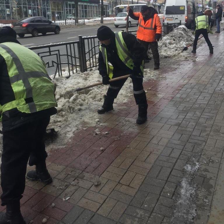 В Курске на улице Ленина дорожники убирают последние остатки снега 
