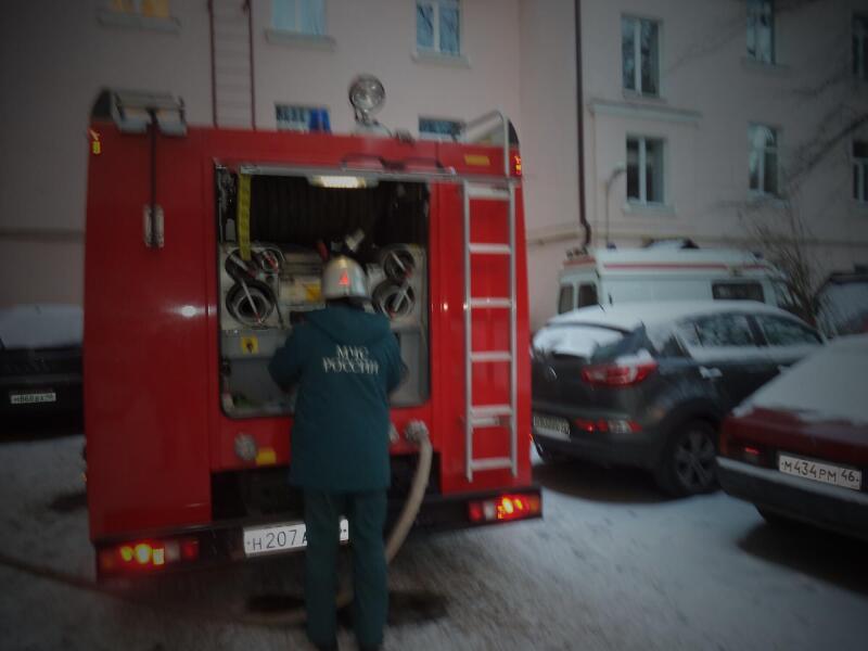 В Курске на Семеновской горит двухэтажный дом