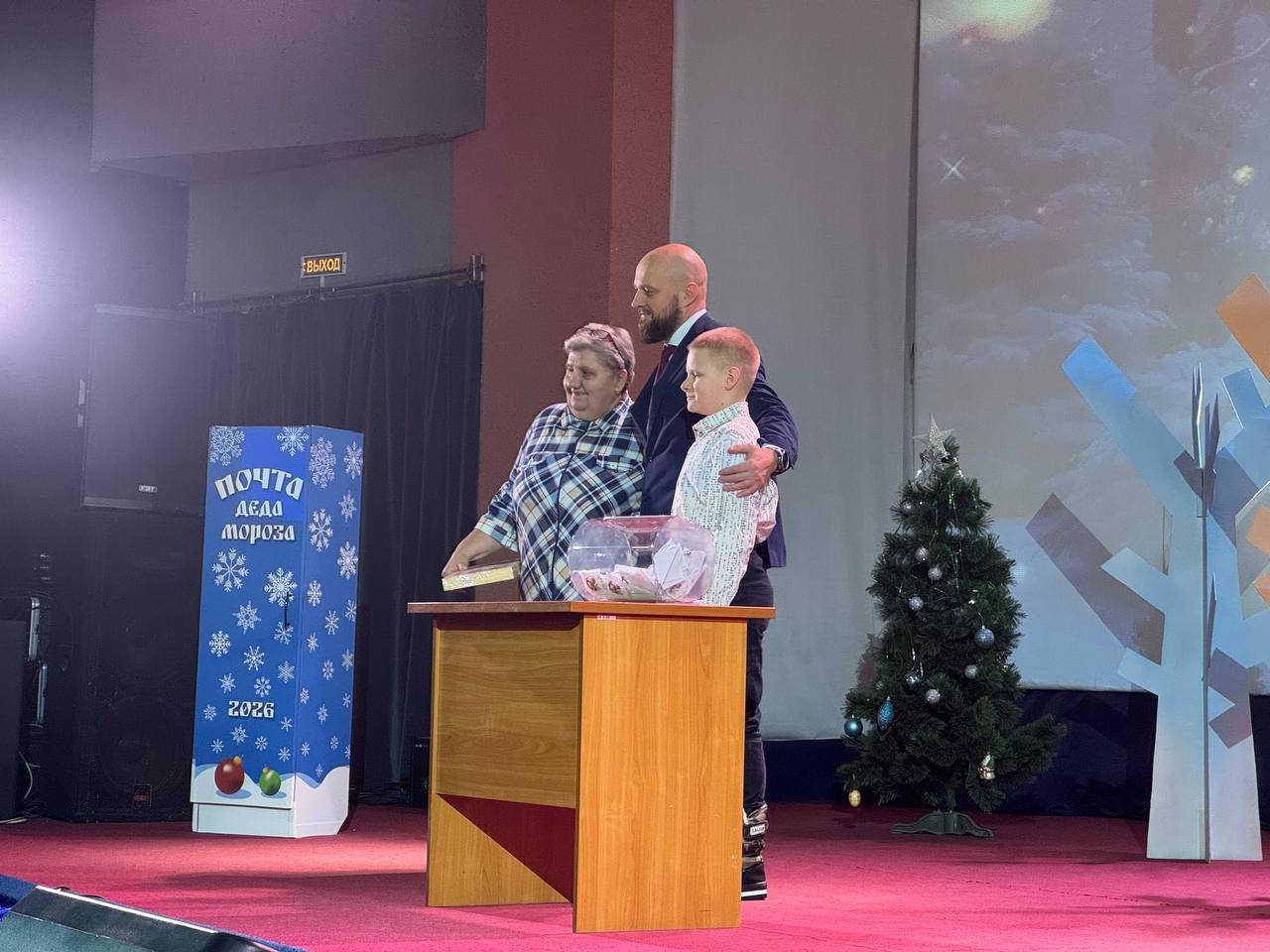 Юных курян поздравили с наступающим Новым годом на Елке главы города 