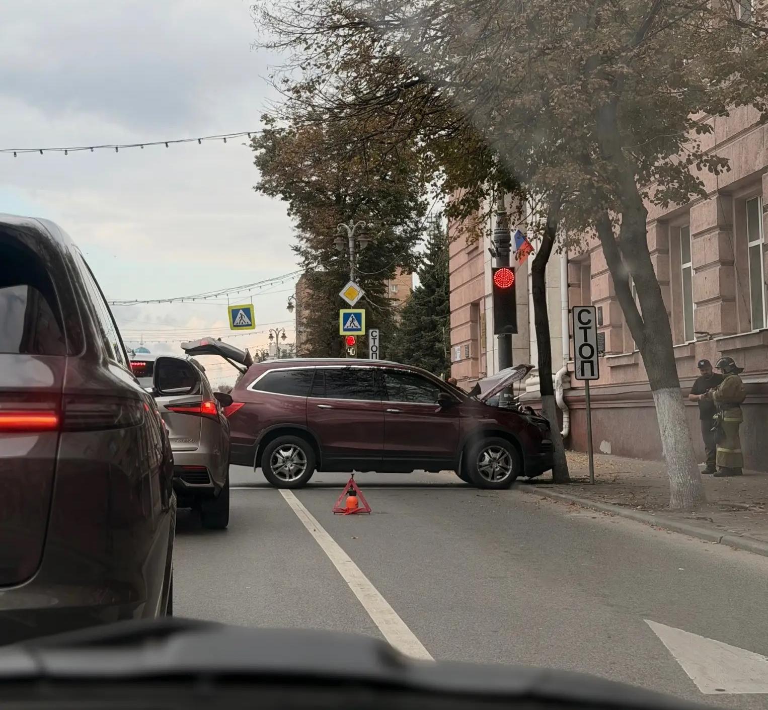 В Курске пробки из-за двух ДТП на улице Энгельса и Ленина