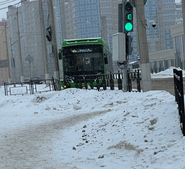 В Курске "Волгабас" въехал в ограждение на проспекте Дериглазова