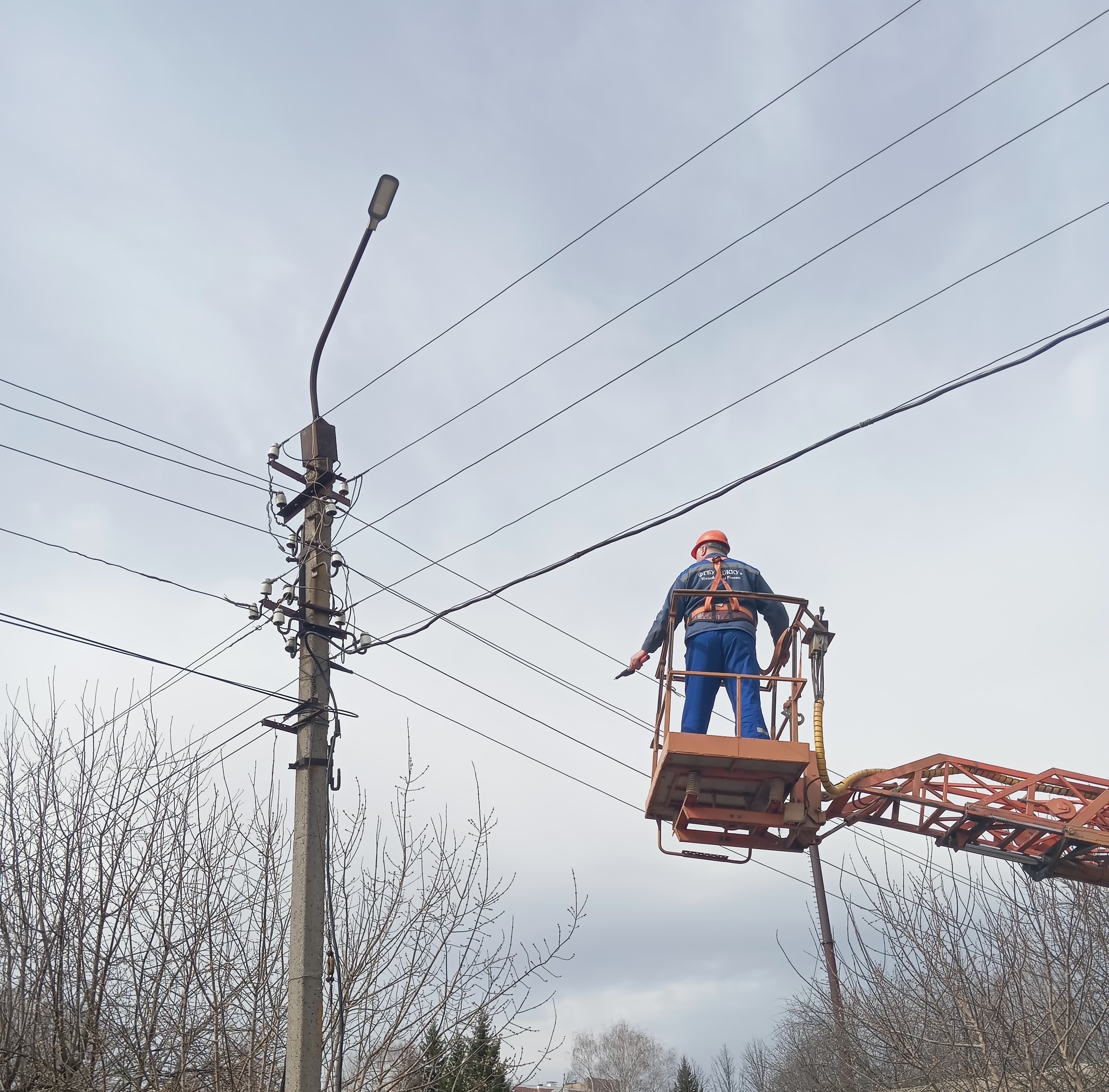 Военные коммунальщики ЖКС №9 заменили 25 светильников в Курском гарнизоне