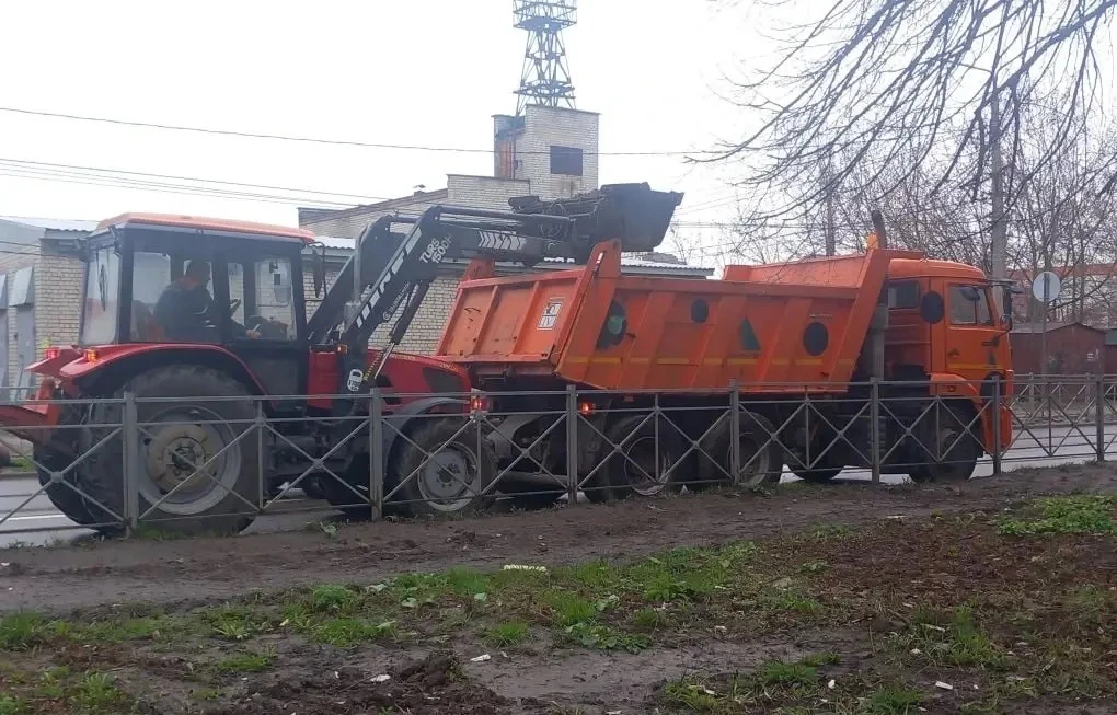 78 человек и 66 машин наводят порядок на улицах Курска