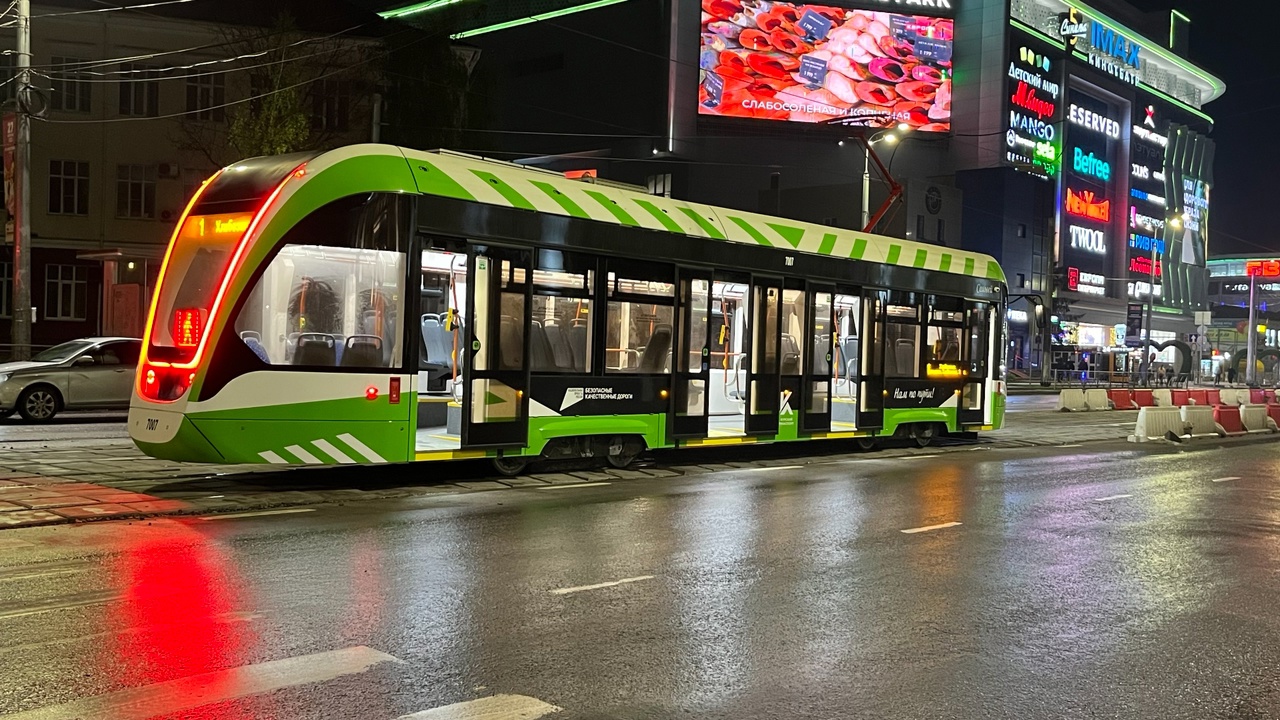 В Курске из-за двух машин на путях изменили схему движения трамваев