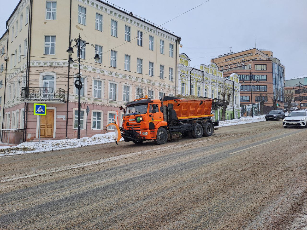 В Курске 73 машины очищают дороги от снега