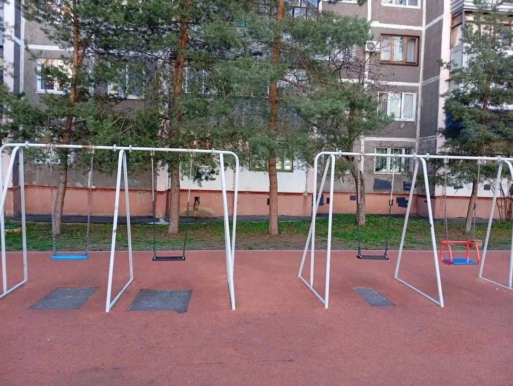 В Курске восстановили качели на Герцена