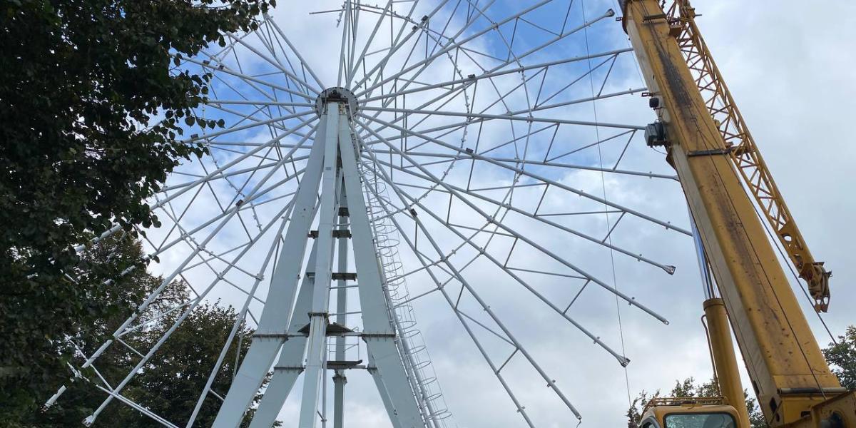 В Первомайском парке демонтируют колесо обозрения