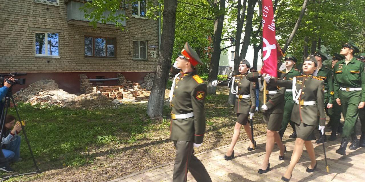 В Курске перед домами двух ветеранов Великой Отечественной войны прошел мини-парад