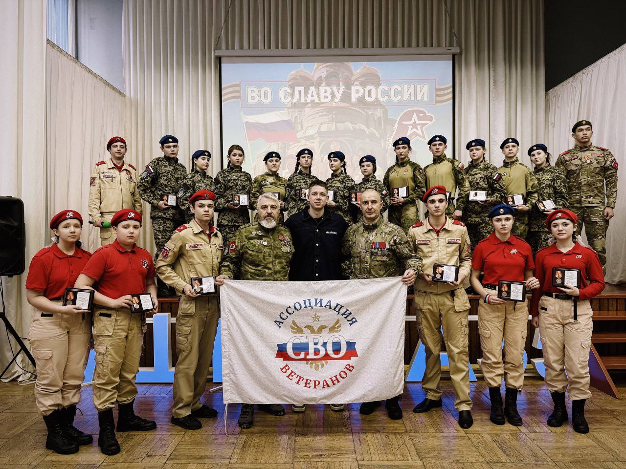 В Курске наградили юнармейцев знаком «Юнармейская доблесть»