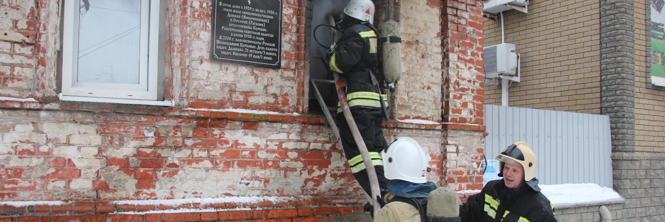 Пожарные рассказали, как тушили возгорание в доме на улице Челюскинцев в Курске