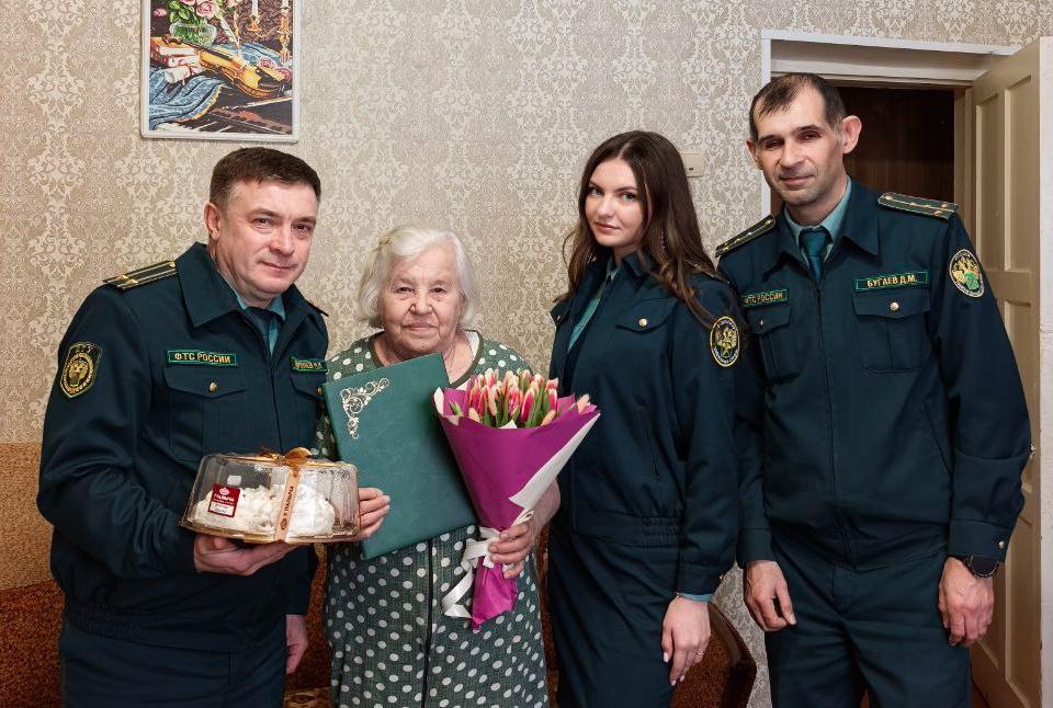 Курские таможенники поздравили с наступающим 8 Марта труженицу тыла Екатерину Карачевцеву