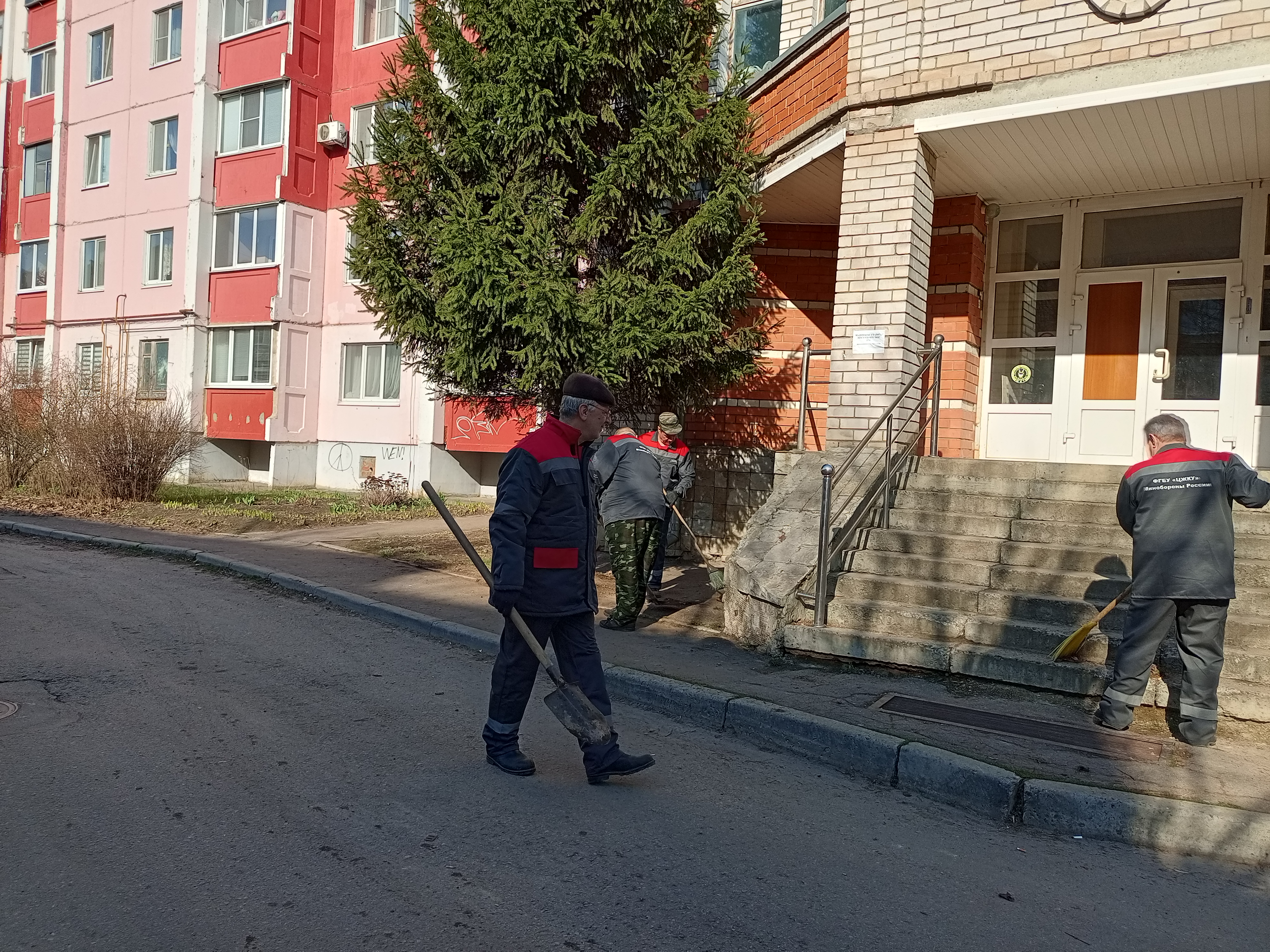 В Курской области военные коммунальщики собрали на субботниках 200 мешков мусора