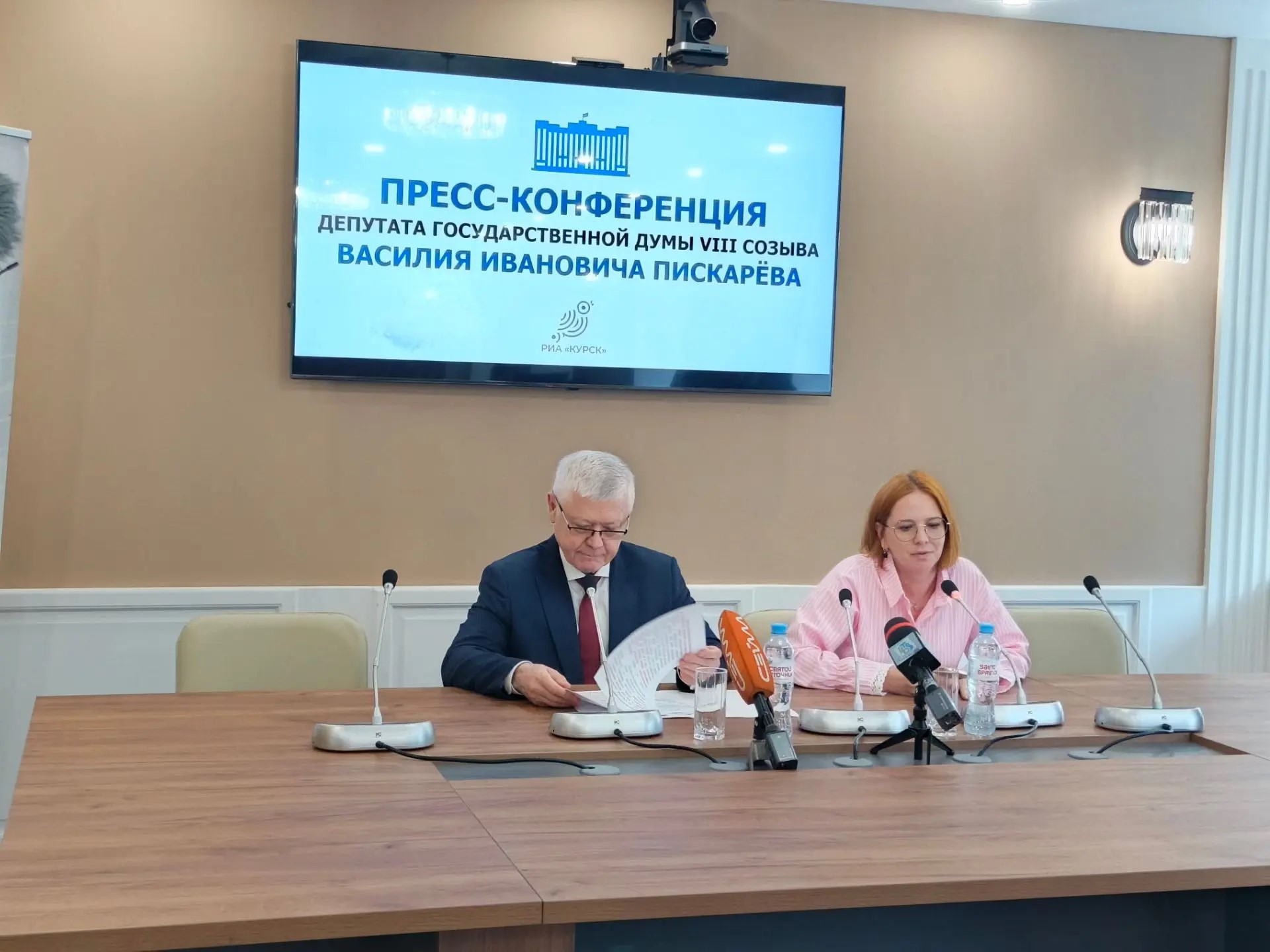 Василий Пискарев принял более двух тысяч обращений от курян