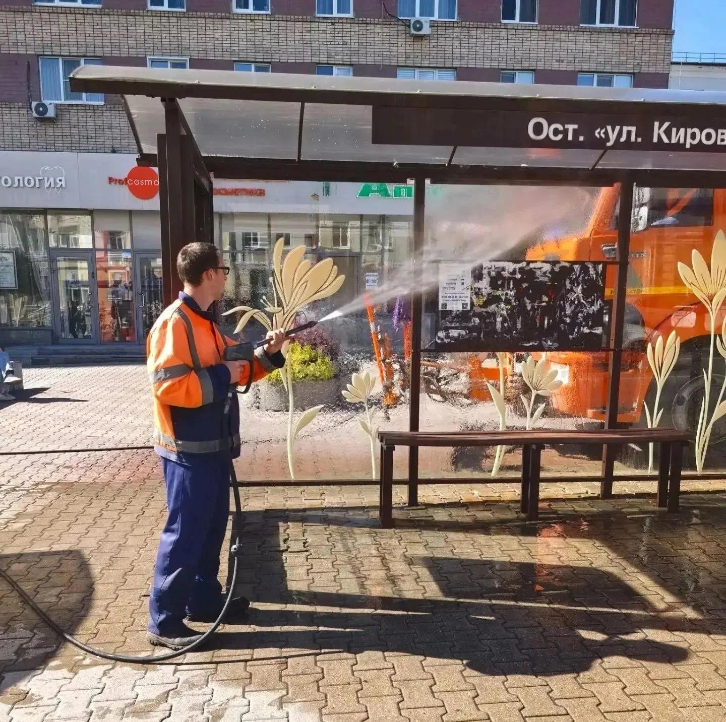 В Курске на остановках убрали 51 незаконное объявление 