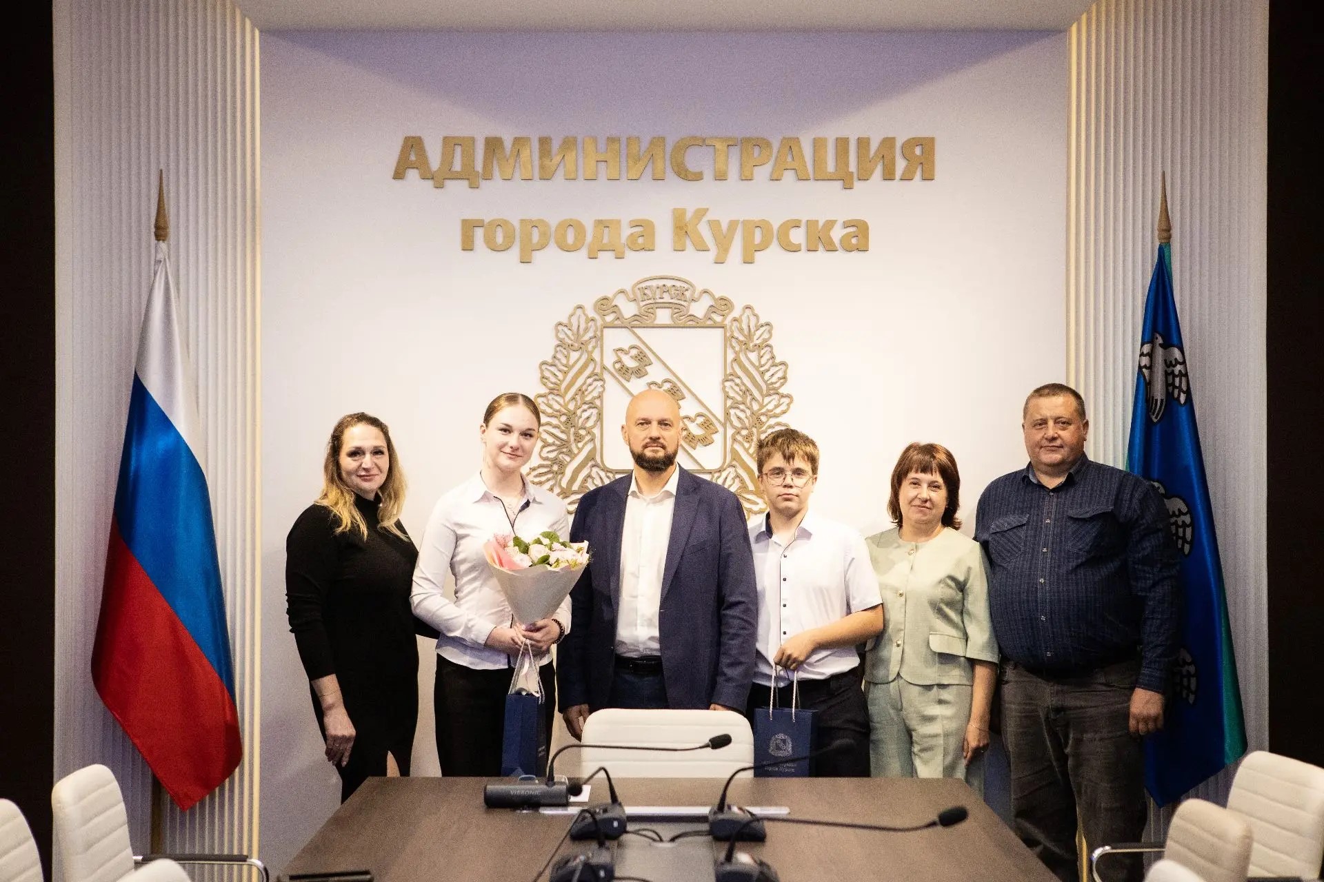 Юные куряне получили мини-колонки за лучшие видео о городе от Евгения Маслова
