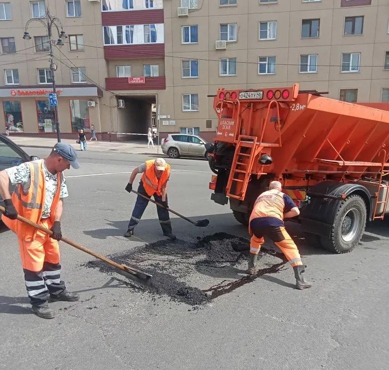 В Курске проводят аварийный ямочный ремонт на трёх улицах