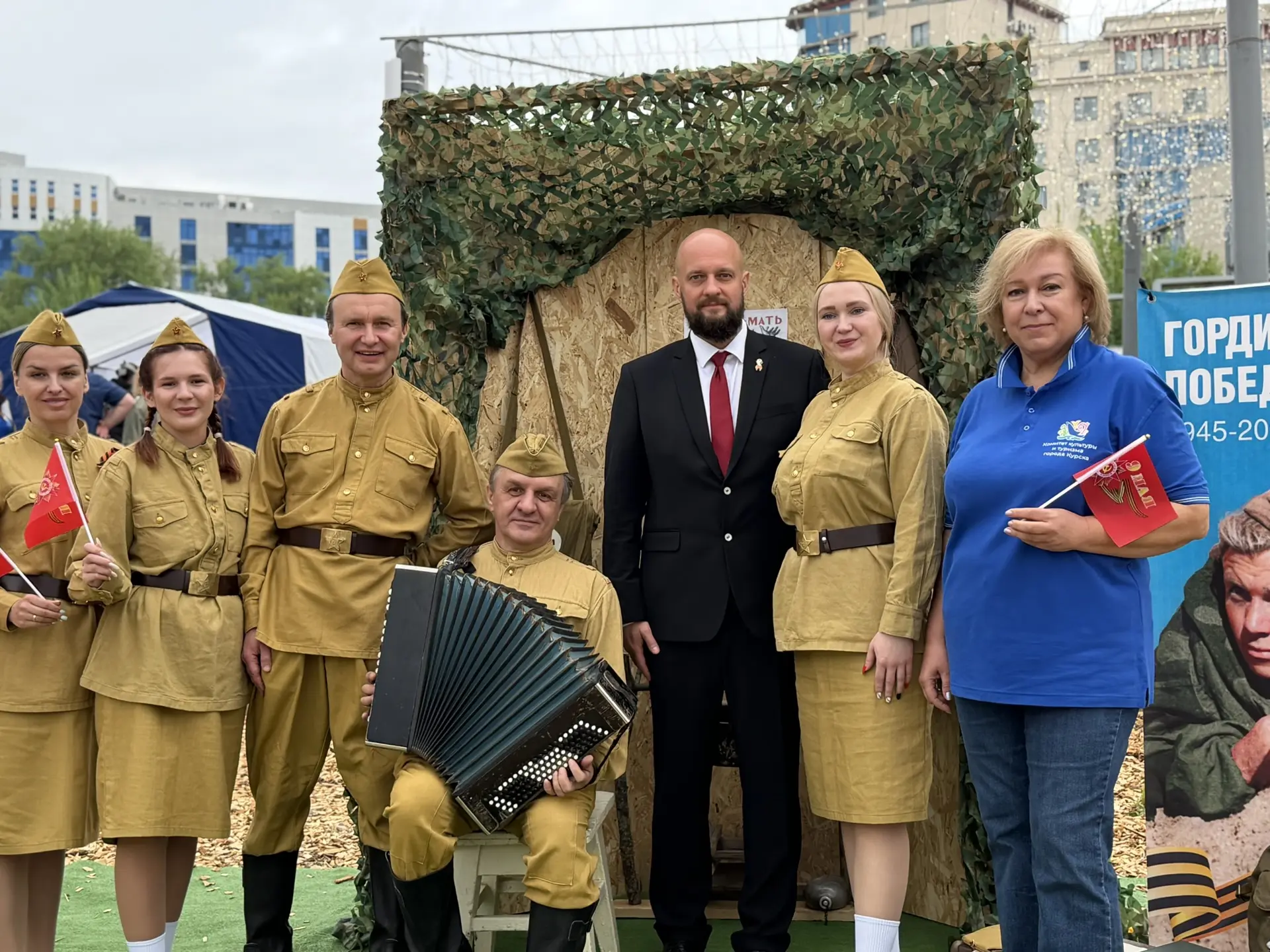 Глава Курска сделал памятный снимок в фотозоне «Фронтовой привал» на Полугоре