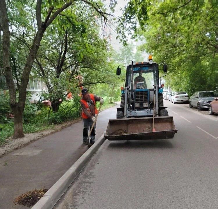 На уборке Курска задействованы 70 рабочих и 61 машина