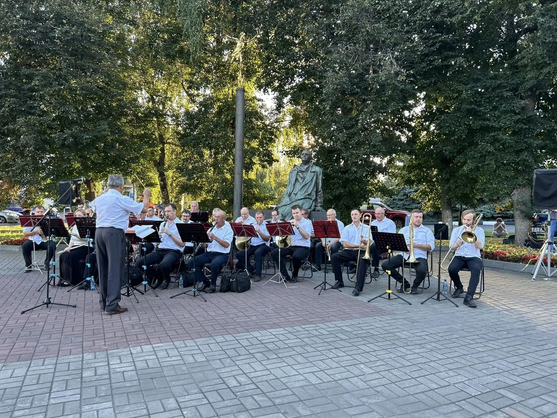 Духовой оркестр выступает у памятника Свиридову в Курске