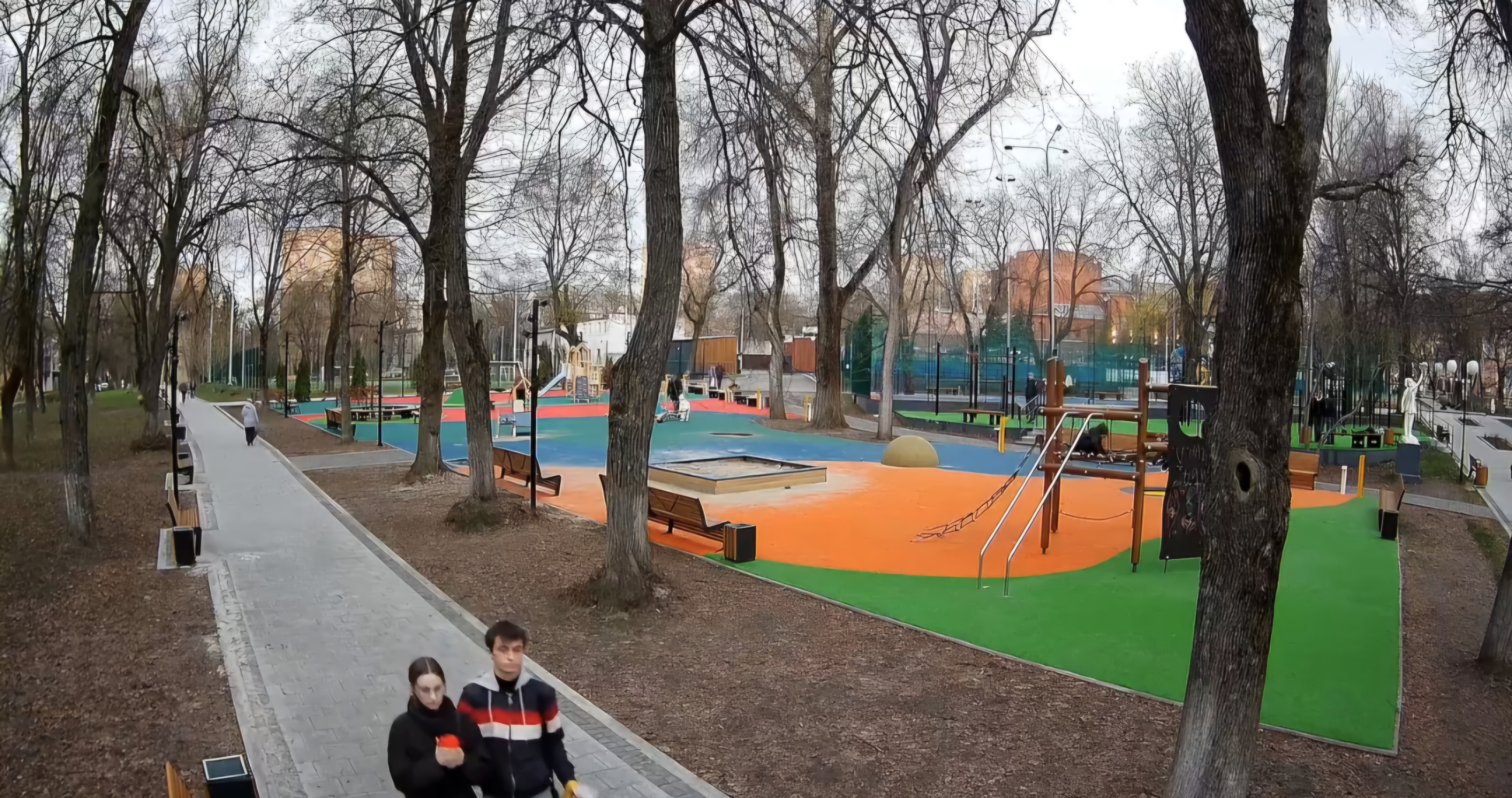 В Курске произошла поломка металлических качелей для малышей в парке Пионеров