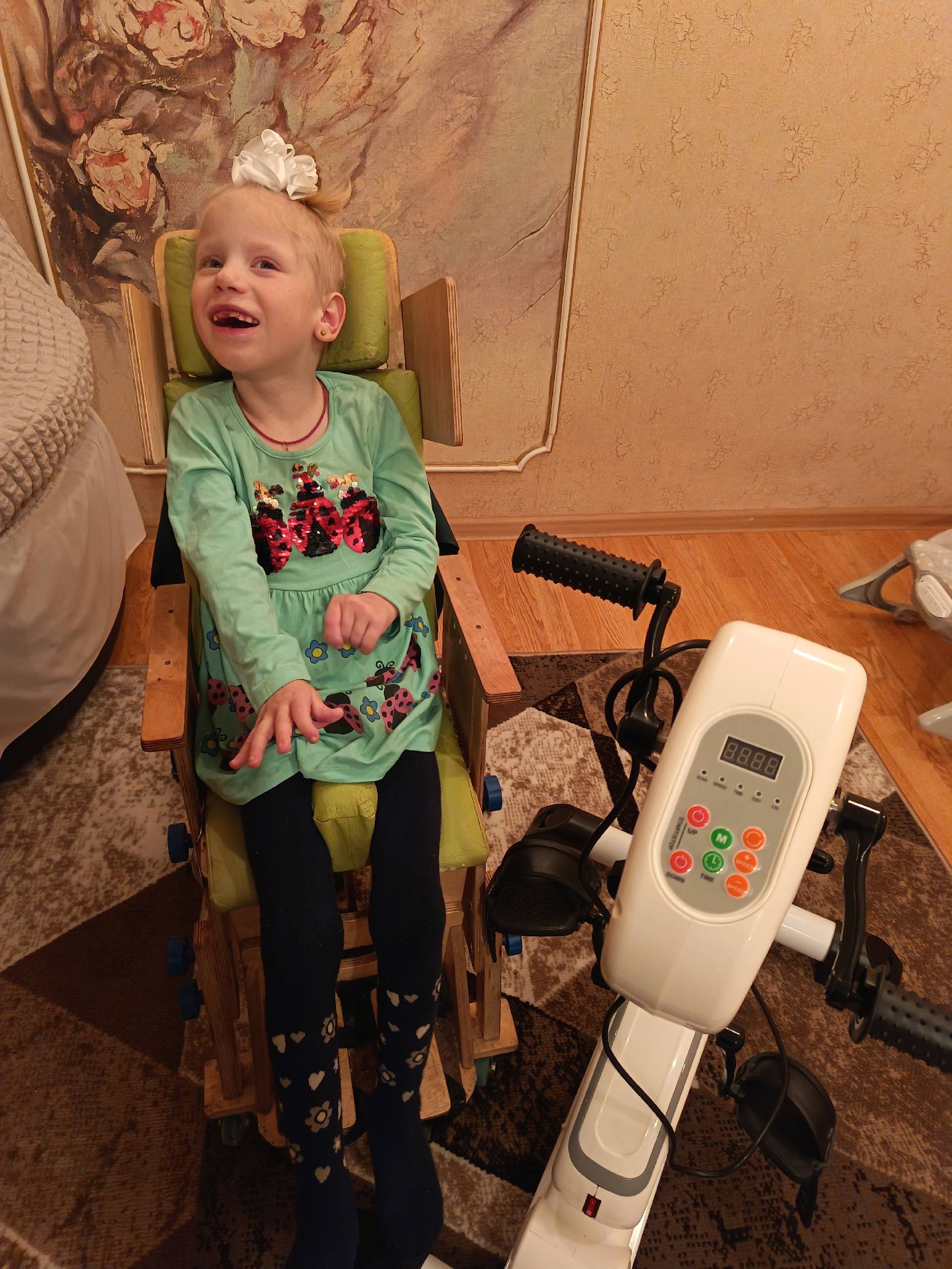 Шестилетней курянке с особенностями здоровья подарили специальный велотренажёр