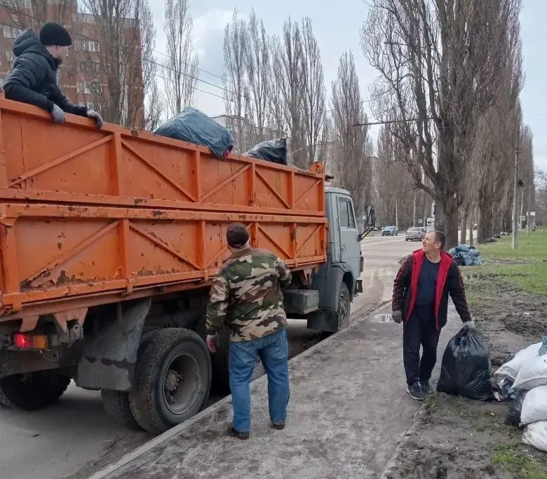 В Курске начали вывозить мешки с собранным в Чистый четверг мусором 