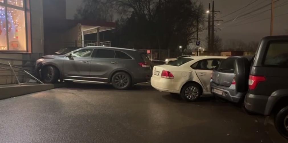 В Курске на парковке у магазина из-за ДТП пострадал 4-летний мальчик