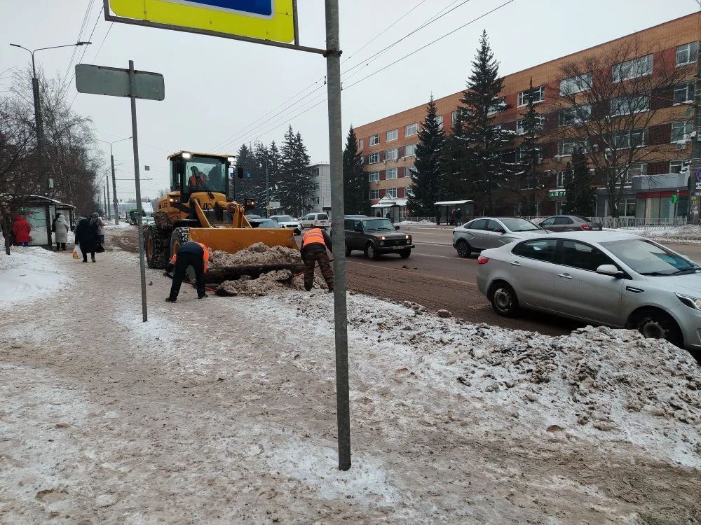 В Курске на уборку снега вышли 72 человека и 66 машин