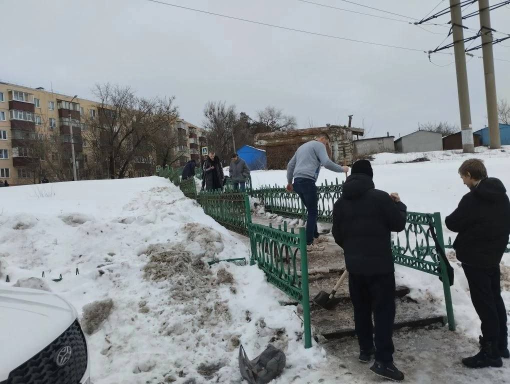 В Сеймском округе очистили ото льда и снега лестничный спуск вдоль ПАО "Россети Центр" - "Курскэнерго" Курский РЭС