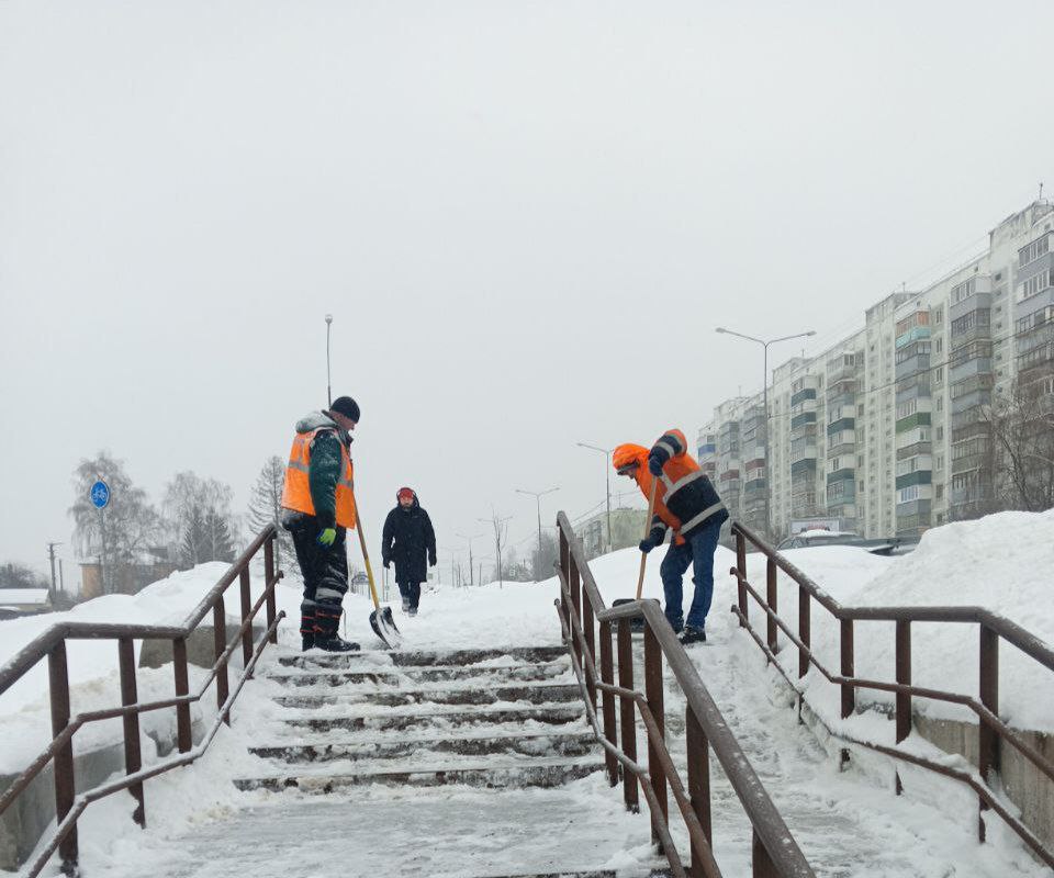 Коммунальщики с самого утра вышли на уборку Курска
