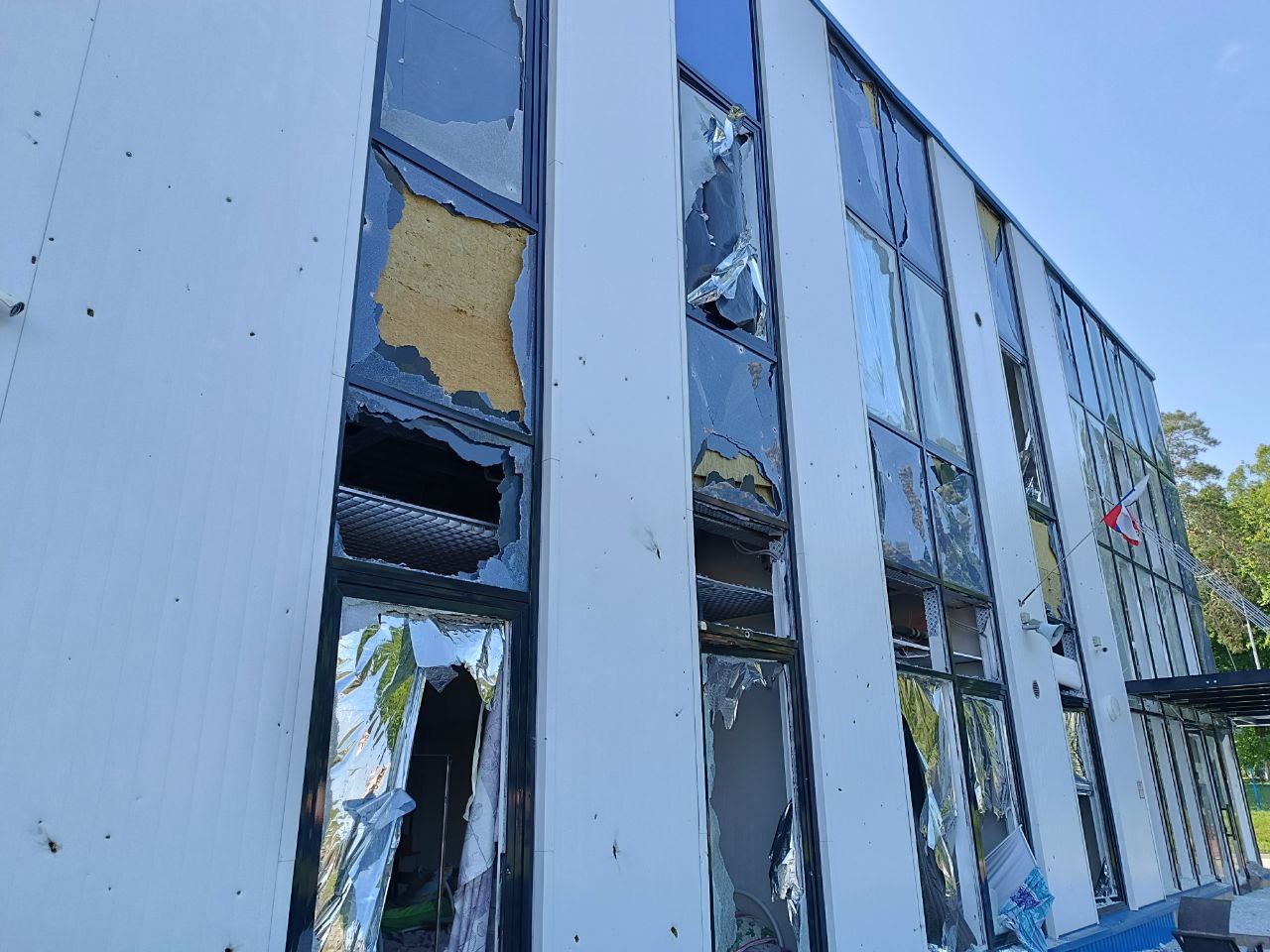 В Курской области в глушковском ФОК в результате взрыва выбиты окна