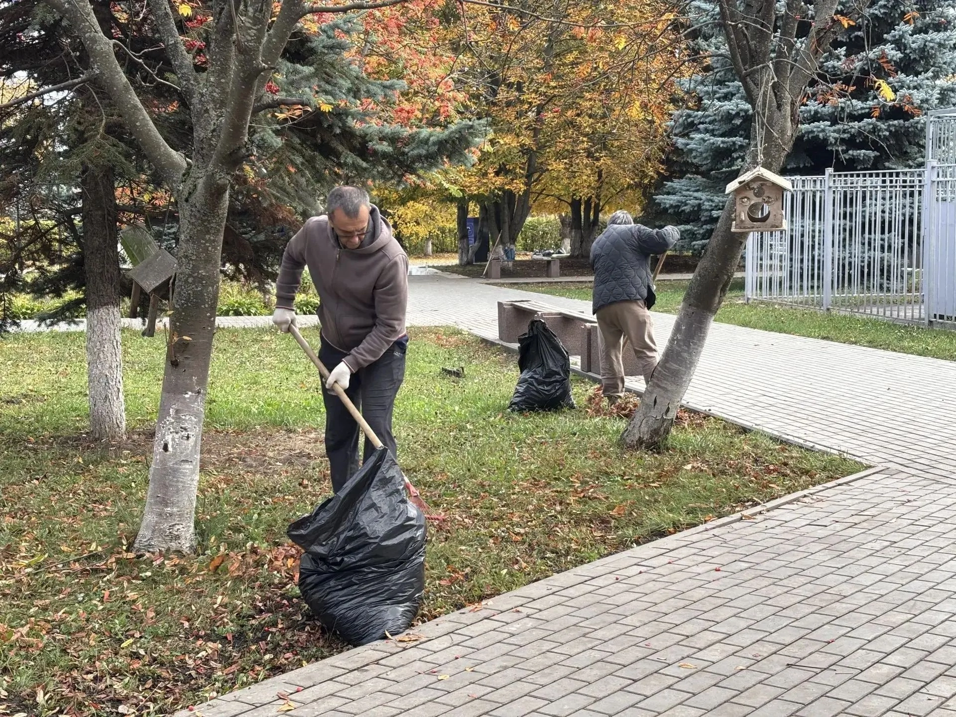 В Курске сотрудники МЧС и Автопредприятия присоединились к общегородскому субботнику