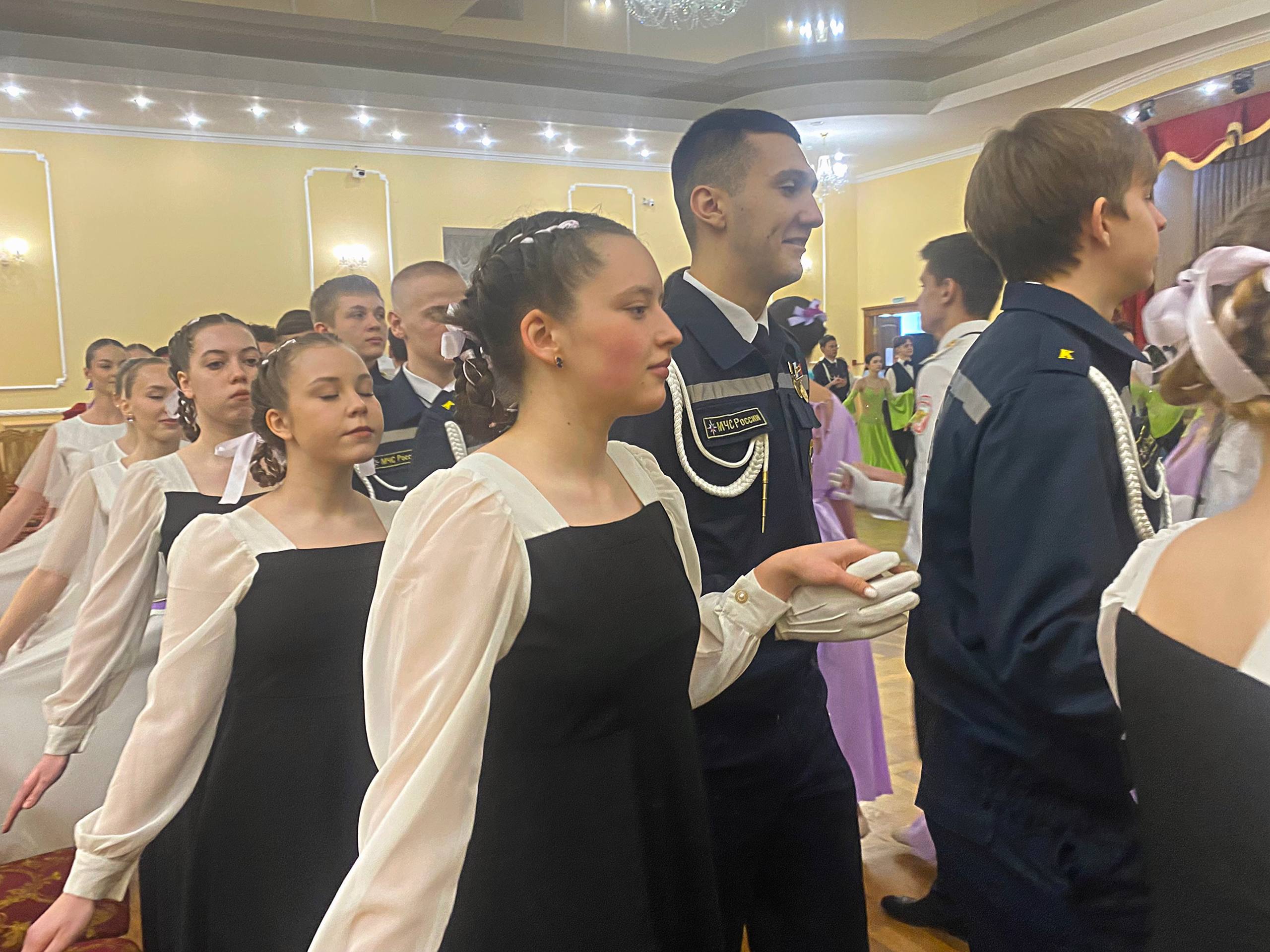 На курском кадетском балу станцевали 12 школьных коллективов