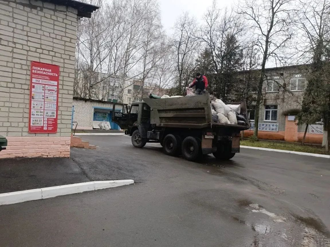 В Курске вывезли листву и мусор с территории детских садов