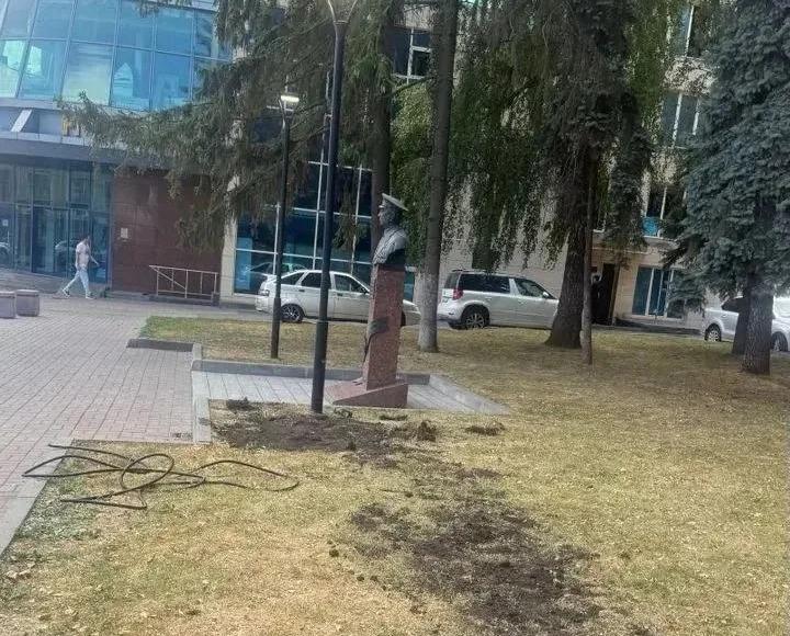 В Курске на улице Ленина починили подсветку бюста Михаила Булатова