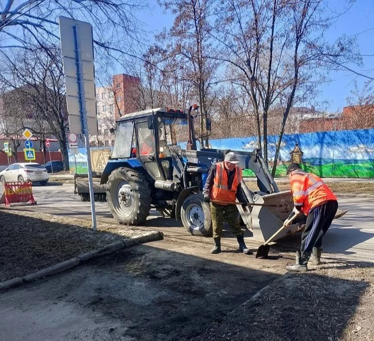 На уборку курских улиц вышли 77 человек