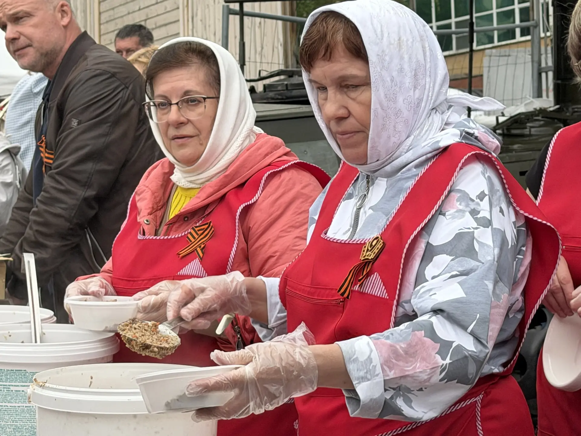 Куряне пробуют блюда полевой кухни