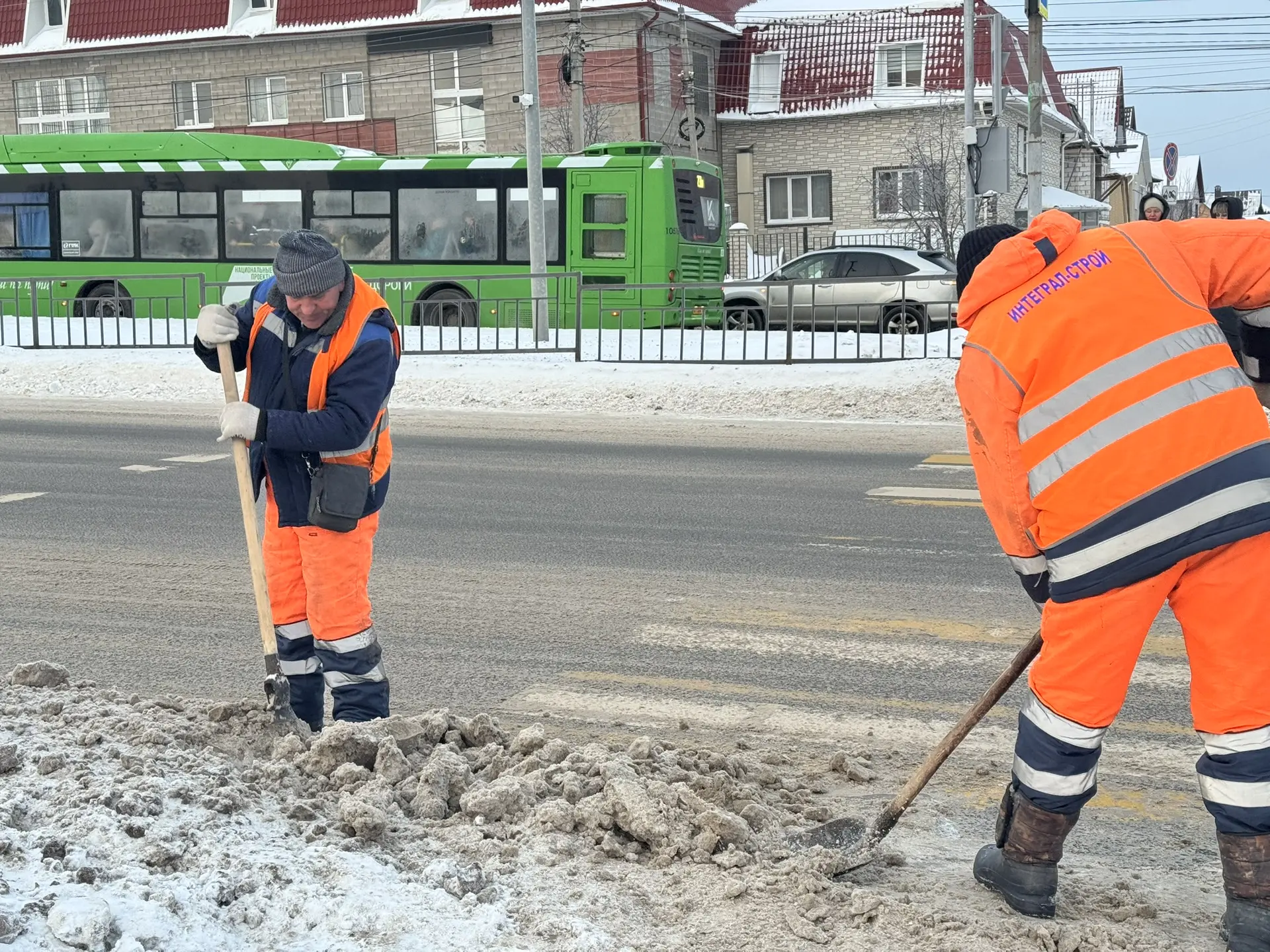Тяжёлая зима не остановила очистку улиц в Курске