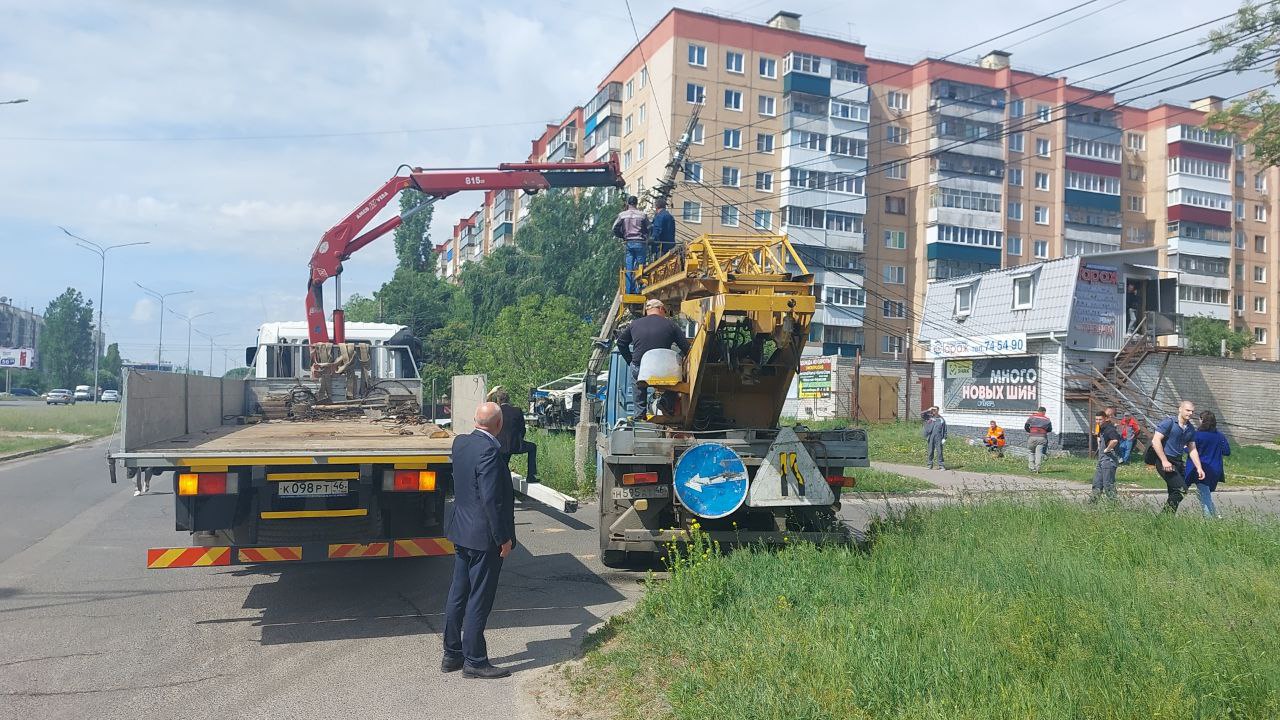 В Курске на улице Студенческой демонтируют подвеску линии связи
