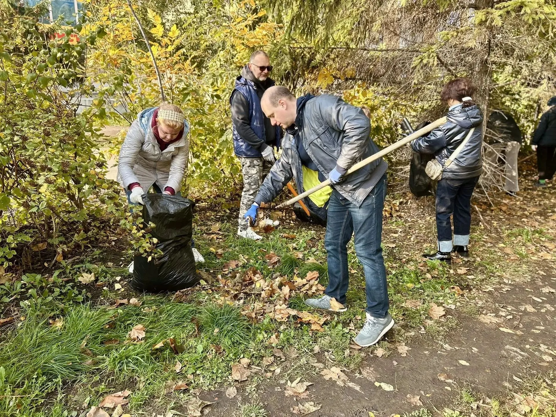 Сотрудники комитета образования присоединились к общегородскому субботнику