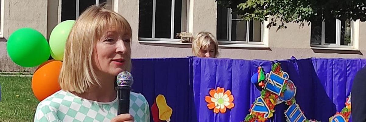 Замглавы администрации города Курска Наталия Бастрикова побывала на линейке в родной школе